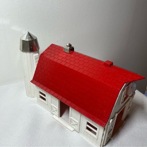 Plasticville Barn Kit with Red Roof. Model trains or any village accessory - Picture 5 of 7